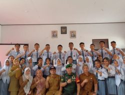 Tanamkan Jiwa Kepemimpinan, Babinsa Koramil 16/Tapung Laksanakan LDKS Kepada Anggota OSIS SMUN 1 Tapung