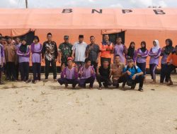 BPBD Kabupaten Rokan Hulu di Bantu Babinsa Koramil 10 Kunto Darussalam Dirikan Tenda Untuk Siswa Belajar di Lapangan