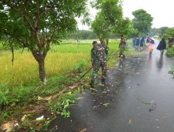 Bersama Warga Sekitar Babinsa Koramil 07/Kampar Laksanakan Karya Bakti Bersama Bersihkan Jalan