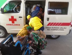 Babinsa Koramil 07/Kampar Bantu Evakuasi Warga Binaannya Ke Rumah Sakit