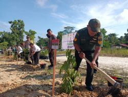 Dukung Penghijauan, Babinsa Wakili Danramil 01/Bkn Hadiri Penanaman Sepuluh Juta Pohon Bersama Polri