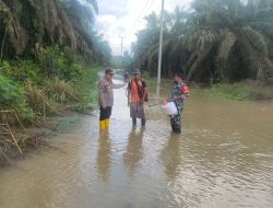 Babinsa Koramil 10 Kunto Darussalam Kodim 0313/KPR bersama Personil Polsek Pantau ketinggian air