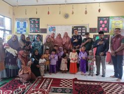 Wujudkan Balita Sehat dan Ibu Hamil, Babinsa Koramil 01/Bkn Dampingi Petugas Kesehatan Berikan Layanan Posyandu