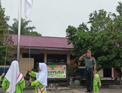 Bina Kedisiplinan Para Siwa Babinsa Koramil 01/Bkn Jadi Irup Upacara 17 di SDN 016 Suka Mulya
