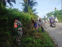 Goro Bersihkan Rumput Kanan Kiri Jalan, Bentuk Kepedulian Babinsa Koramil 16/Tapung