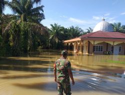 Banjir Terus Melanda, Babinsa Koramil 10/Kunto Darusaalam Terus Pantau Debet Air