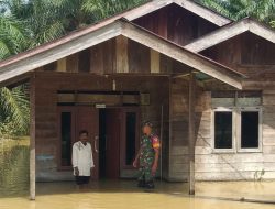 Sudah 3 Hari Banjir, Babinsa Koramil 10 Kunto Darussalam Kodim 0331/KPR Pantau Ketinggian Air