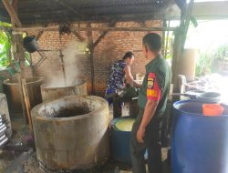 Babinsa Koramil 01/Bkn Gelar Komsos Bersama Warga Pembuat Tahu di Desa Binaa