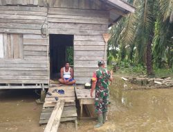 Banjir Surut, Babinsa Koramil 10 Kunto Darussalam Kodim 0313/KPR Pantau Aktifitas Warga