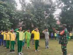 Tanamkan Disipilin, Babinsa Latih PBB Pada Siswa SMA Negeri 1 Kerumutan