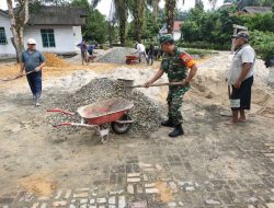 Bentuk Kepedulian Fasilitas Umum, Babinsa Koramil 16/Tapung Bersama Warga Goro Bangun Mushola