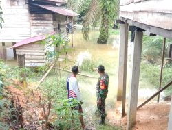 Antisipasi Banjir, Babinsa dan Warga Pantau Debit Air Sungai