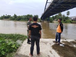 Babinsa Koramil 01/Bkn Monitoring Wilayah Binaan Pasca Pembukaan Pintu Air Waduk PLTA Koto Panjang