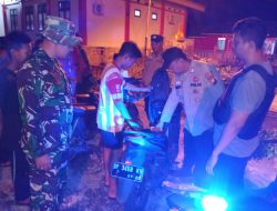 Babinsa Bersama Bhabinkamtibmas patroli wilayah dan komsos Dengan Remaja Desa