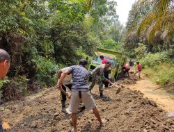 Babinsa Koramil 05/Kampar Kiri Bersama Warga Gotong-royong Perbaiki Jalan Desa