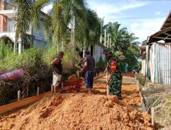 Perbaiki Fasilitas Umum, Babinsa Koramil 16/Tapung Bergerak Bersama Warga Timbun Jalan
