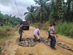 Babinsa Koramil 11/Tambusai Bantu Warga Perbaiki Jalan Rusak