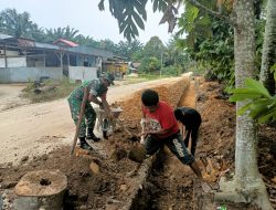 Babinsa Kerja Bakti Bersama Warga Dalam Pembuatan Drainase Antisipasi Saat Musim Hujan