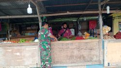 Babinsa Sertu M.Rasul Sambangi Warung Sembako di Wilayah Desa Binaan Pantau Ketersediaan Logistik