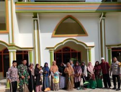 Babinsa Bersama Warga Bersihkan Seputaran Masjid Guna Tingkatkan Kebersihan