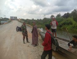 Komsos Dengan Warga Binaan, Babinsa Himbau Masyarakat Waspada Banjir Saat Musim Penghujan