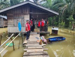Paska Banjir, Babinsa bersama Bhabinkamtibmas Pantau Penyaluran Sembako