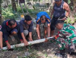 Babinsa Koramil 05/Kampar Kiri Bantu Pembuatan Saluran Pembuangan Limbah Rumah Tangga