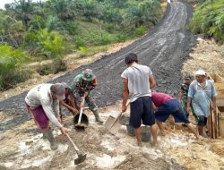 Kompak Babinsa dan Warga Gotong -Royong Cor Pembatas Jalan