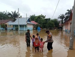 Banjir di Kabupaten Rokan Hulu, Babinsa Bersama Bhabinkamtibmas Antar Jemput Anak Sekolah