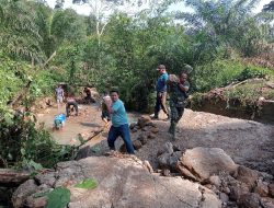 Serda Febrianto Bahu Membahu Bersama Warga Perbaiki Jembatan Yang Rusak Terseret Air Sungai