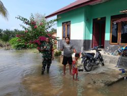 Babinsa Desa Sahilan Darusalam Cek Kondisi Terkini Debit Air Sungai Yang Sudah Meluap Akibat Banjir