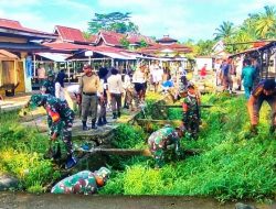 Antisipasi Banjir, TNI Bersama Polri dan Masyarakat Bersihkan Drainase Pasar di Rokan Hulu