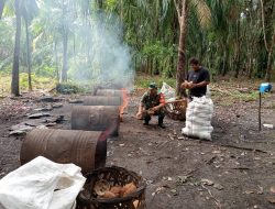 Keakraban Babinsa Dengan Warga Binaan Dalam Usahan Kecil Kecilan Arang Bakar