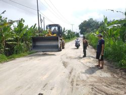 Upaya Menjaga Fasilitas Umum, Babinsa Koramil 16/Tapung Pantau Perbaikan Jalan