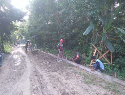 Babinsa Koramil 07/Kampar Ajak Warga Gotong- Royong Timbun Jalan Berlubang