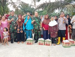 Danrem 031/Wira Bima Berikan Bantuan Kepada Warga Terdampak Banjir di Bonai Darussalam
