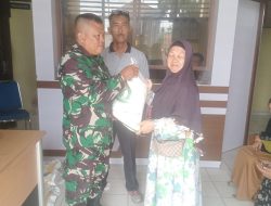 Pastikan Berjalan Aman, Babinsa Kelurahan Langini Dampingi Pembagian Beras