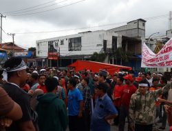 Babinsa Koramil 04/Pkl Kuras Melaksanakan Pemantauan Aksi Demonstrasi