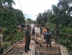Babinsa Koramil 13/Rokan Gotong-Royong Bersama Warga Perbaiki Jembatan