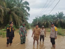 Air Semakin Meluap, Babinsa Koramil 10/Kunto Darusallam Himbau Warga Tingkatkan Siaga Banjir