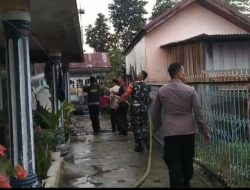Aksi Babinsa Bantu Padamkan Api Yang Membakar Rumah Warga