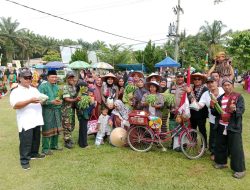 Dalam Rangka Pawai Hari Jadi Desa Binaan, Babinsa Koramil 16/Tapung Dampingi dan Amankan Pelaksanaannya