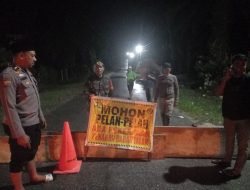 Jembatan Cekdam Desa Kota Bangun Putus, Babinsa Koramil 16/Tapung dan Bhabinkamtibmas Tutup Jalan Untuk Cegah Kecelakaan