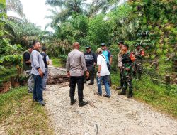 Babinsa Koramil 16/Tapung Dampingi Tim BPBD Kabupaten Kampar Cek Jembatan Amblas