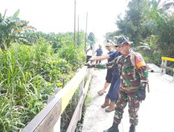 Antisipasi Terjadinya Banjir, Tanah Longsor dan Putus Jembatan, Babinsa Koramil 16/Tapung Terjun Langsung Monitoring Wilayah Binaan