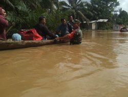 Babinsa Koramil 11/Tambusai Pantau Wilayah Terdampak Banjir