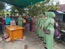 Ketua Persit KCK Cab.LIII Ranting 14 Koramil 13/Rkn IV Koto Beserta Anggota Persit Menyerahkan Bantuan Sembako