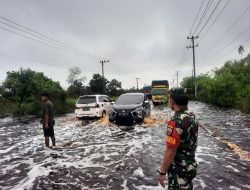 Antrian Akibat Banjir di Sepanjang KM 84 Desa Kemang, Babinsa Bantu Atur Lalu Lintas
