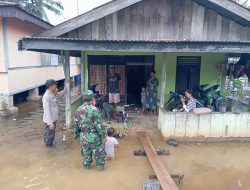 Babinsa Kompak Bersama Bhabinkamtimas Pantau Banjir Diwilayah Binaannya