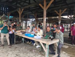 Danramil Koramil 07/Kampar Pendampingan Aparat Desa Pembagian Sembako Kepada Warga Terdampak Banjir